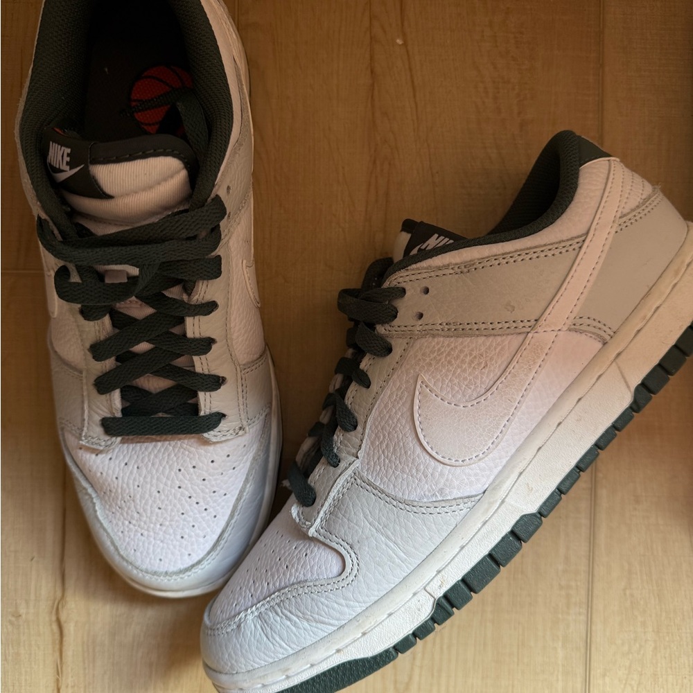 Nike Dunk Low Retro SE
Photon Dust Vintage Green